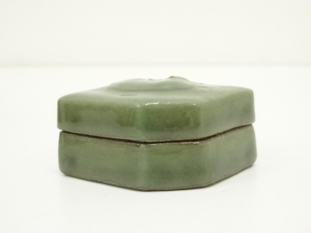  栄山造　青磁丑香合（保護箱）